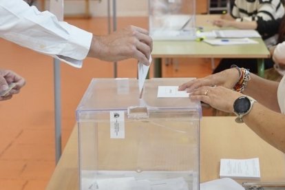 Un ciudadano deposita su voto en una cita electoral en una imagen de archivo.