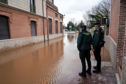 Casas y calles afectadas por la crecida del río Duero