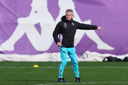 Fran Escribá, en su primer entrenamiento con el Real Valladolid.