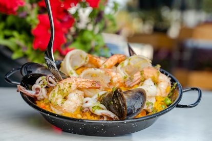 ARROZ DE VERDURAS AL AZAFRÁN CON MARISCOS A LA PLANCHA