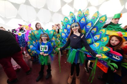La Cúpula del Milenio se llena de disfraces para despedir el Carnaval.