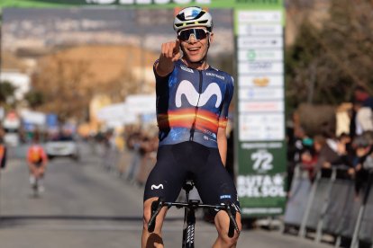 Iván Romeo entrando en meta como ganador de la segunda etapa de la Vuelta a Andalucía.