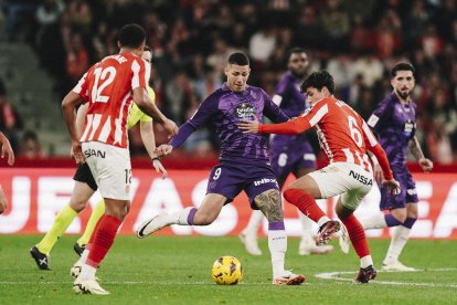 Marcos André golpea ante el Sporting.