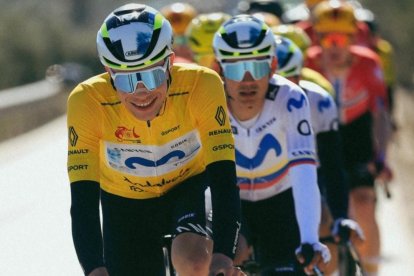 Iván Romeo, con el maillot amarillo en la Vuelta a Andalucía.