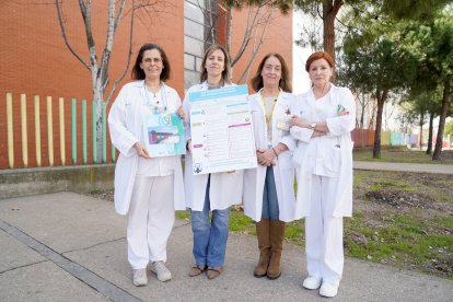 Programa ASI, de Asistencia Sanitaria Integral, en el Hospital Universitario Río Hortega. De derecha a izquierda, Rosa Rebaque, técnica en cuidados auxiliares de enfermería (TCAE) en urgencias; Mar Villacorta, responsable de Calidad; Lucía Zúñiga, subdirectora de Enfermería; y Ana Cristina Puente, enfermera gestora de casos.