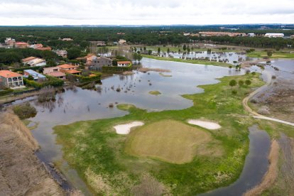 Vista panorámica de uno de los hoyos del campo de golf de Aldeamayor.