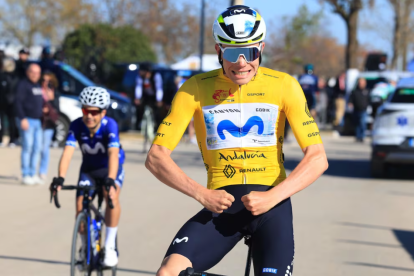 Iván Romeo entrando en meta sabedor que su defensa del jersey amarillo le otorgaba la Vuelta a Andalucía.