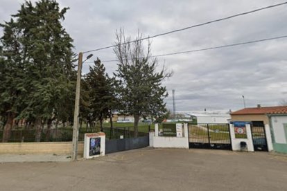 Acceso al campo de fútbol de Villaralbo.