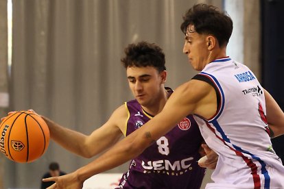 Pau Carreño, con el balón durante un partido.