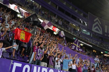 Afición blanquivioleta durante un partido de Liga.
