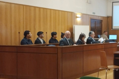 Banquillo de la Audiencia de Valladolid ocupado por los cuatro acusados y sus defensas.