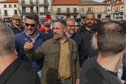 El líder de Vox, Santiago Abascal, y el candidato a la Presidencia de la Junta, Carlos Pollán, participan en un acto preelectoral en El Espinar (Segovia)