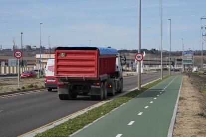Tramo prácticamente acondicionado de la VA-20 junto a la glorieta Bibendum.
