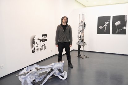Carlos Martín junto a varios de sus trabajos en la Galería Javier Silva.