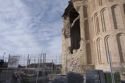 Inicio de la instalacion de medios auxiliares necesarios para la reconstruccion del abside de la Iglesia de Muriel