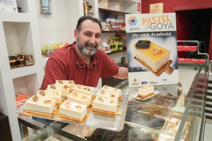 Vitín con el pastel dedicado a Los Goya