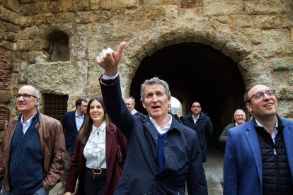El presidente del Partido Popular, Alberto Núñez Feijóo, recorre las calles de Ciudad Rodrigo
