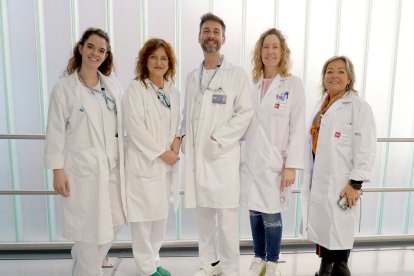 El jefe de la Unidad de Formación de Enfermería del HCUV, Noel Rivas González, junto a profesionales del propio centro asistencial y de la Facultad de Enfermería de la Universidad de Valladolid. Son los autores de un estudio que prueba que una báscula de análisis corporal detecta de forma precoz la fragilidad en pacientes con enfermedad cardiovascular