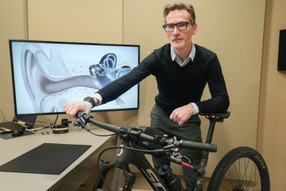 El otorrino vallisoletano Iván Pérez Tomillo junto a la  bicicleta con la que entrena