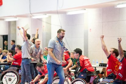 Óscar Perales celebrando una victoria de la selección española.