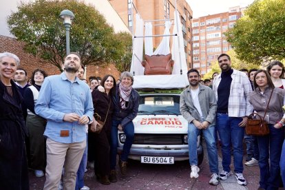PATRICIA GÓMEZ URBÁN Y CARLOS MARTÍNEZ, CON EL PAPAMÓVIL