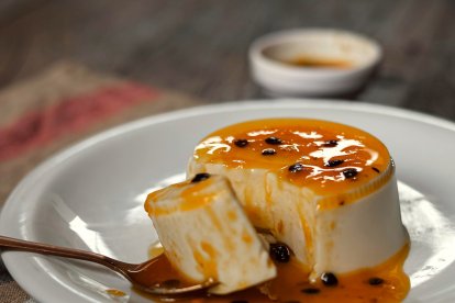 PANACOTA CON GLASEADO DE NARANJA Y PEPITAS DE CHOCOLATE NEGRO