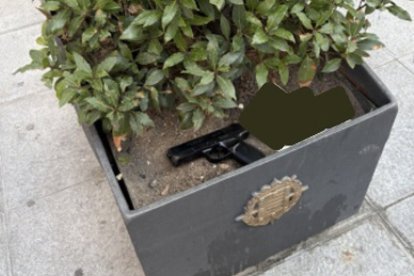 Una imagen de la pistola falsa