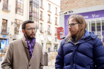 El candidato de Podemos-Alianza Verde, Miguel Ángel Llamas, y el secretario de Organización y portavoz de Podemos, Pablo Fernández, visitan su caseta de campaña electoral.