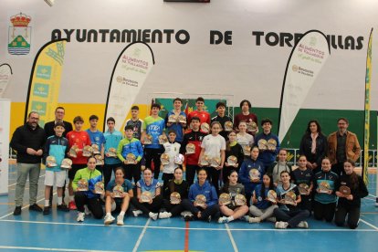 Foto de familia con los deportistas que subieron al podio en Tiordesillas en las categorías Sub15 y Sub19.