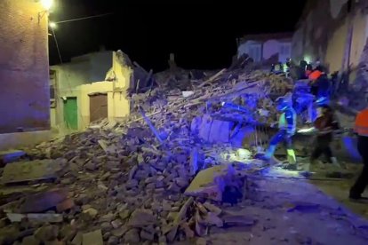 Un momento del trabajo de desescombro y rescate en Sieteiglesias de Trabancos (Valladolid)
