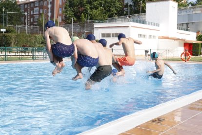 Un grupo de amigos se divierte en una piscina municipal de Valladolid, en una imagen de archivo.