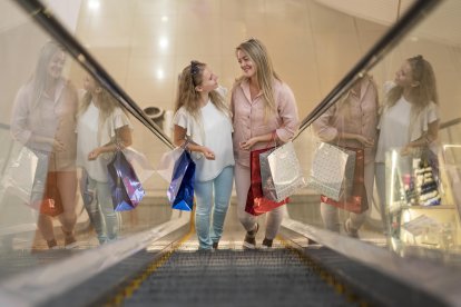 Dos chicas de compras en unos grandes almacenes