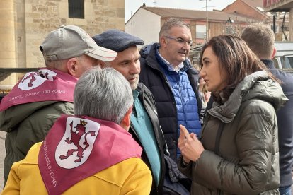 La candidata de Unión del Pueblo Leonés a las Cortes de Castilla y León, Alicia Gallego, durante su visita a la localidad leonesa de Valencia de Don Juan