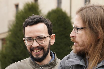 El candidato de Podemos-Alianza Verde a la Presidencia de la Junta de Castilla y León, Miguel Ángel Llamas, junto a Pablo Fernández