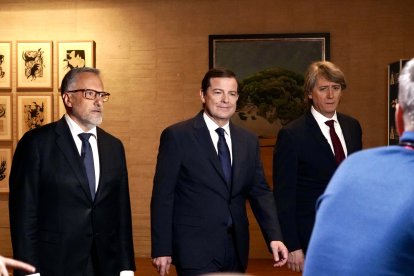Carlos Pollán, Alfonso Fernández Mañueco y Carlos Martínez, en el debate de este jueves