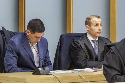 José Luis Novoa, junto a su abogado, durante el juicio