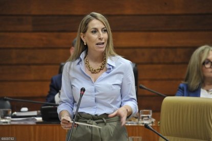 María Guardiola, en el pleno de la Asamblea