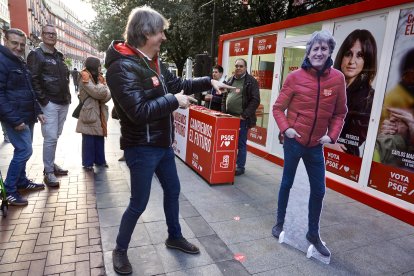 El candidato socialistas Carlos Martínez con una silueta suya, en Valladolid.