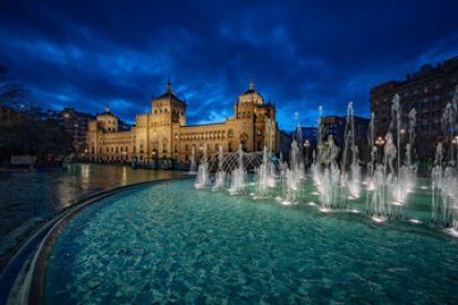 Plaza Zorrilla de Valladolid con la Academia de Caballería al fondo