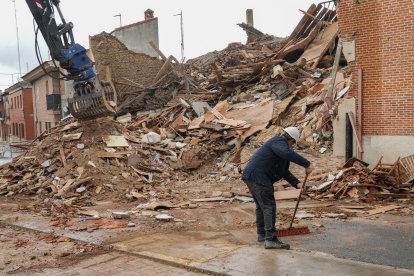 Primeras labores de desescombro en Siete Iglesias de los Trabancos