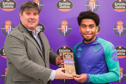 Ponceau recoge su premio como mejor jugador blanquivioleta de febrero.
