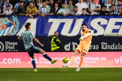 Guilherme despeja el balón ante el malacitano Chupe.