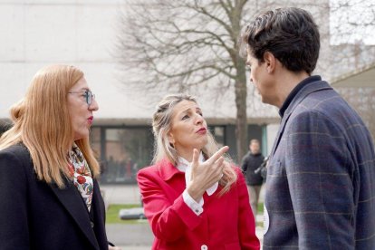 La ministra de Trabajo, Yolanda Díaz, y el candidato de la coalición IU, Sumar y Equo, Juan Gascón, mantienen un encuentro con comités de empresa en ERE o deslocalización.
