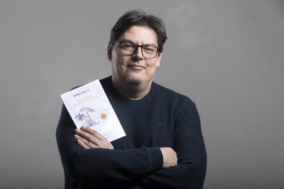 Boris Rozas posa junto a su nuevo poemario.