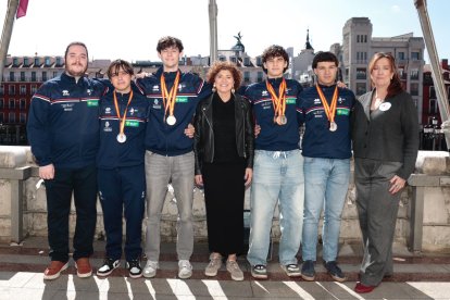 Los tiradores del Valladolid Club de Esgrima, con sus preseas en el balcón del Ayuntamiento junto a la concejala Mayte Martínez.
