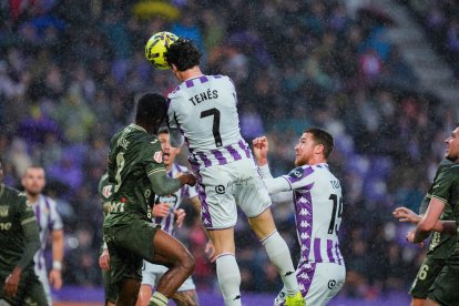 Canós remata de cabeza a gol el córner sacado por Chuki en el 1-0 frente al Leganés.