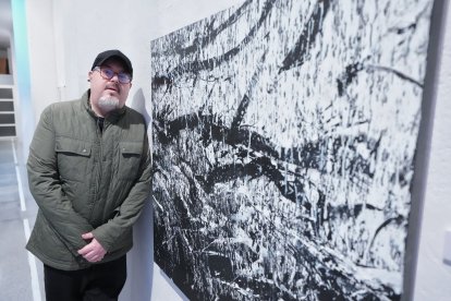 Fernando Palacios junto a una de sus obras, en La Maleta.