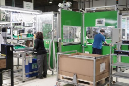 Varios trabajadores en una fábrica en Valladolid, en una imagen de archivo