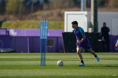 David Torres, con el balón durante el entrenamiento del martes.