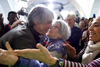 Carlos Martínez celebra con militantes el resultado electoral.